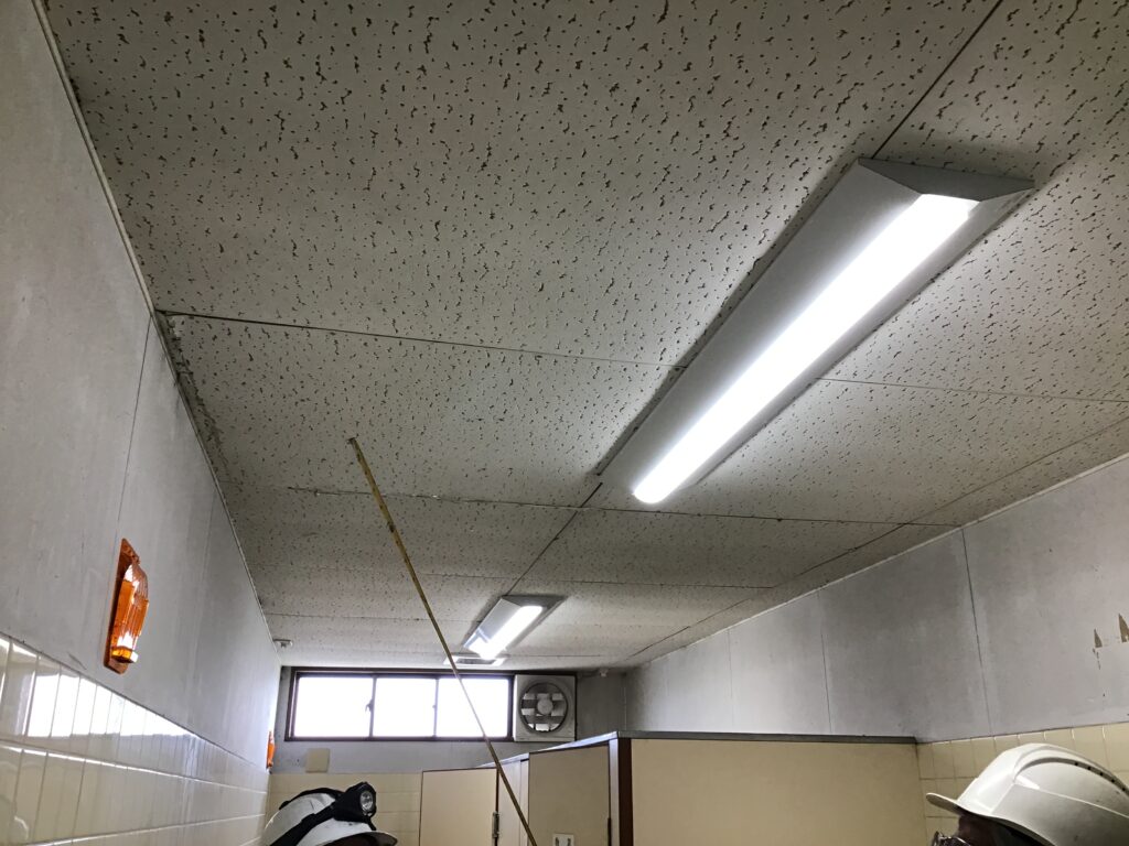 磐田市の工場にて天井貼り替え工事の現地調査へ伺いました
